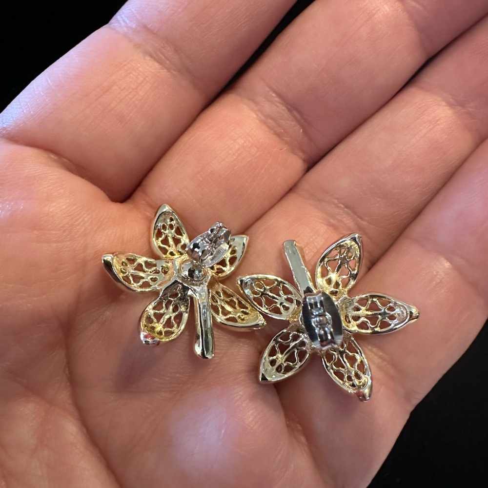 Elegant Gold in color Floral Earrings - Picture 4 of 4